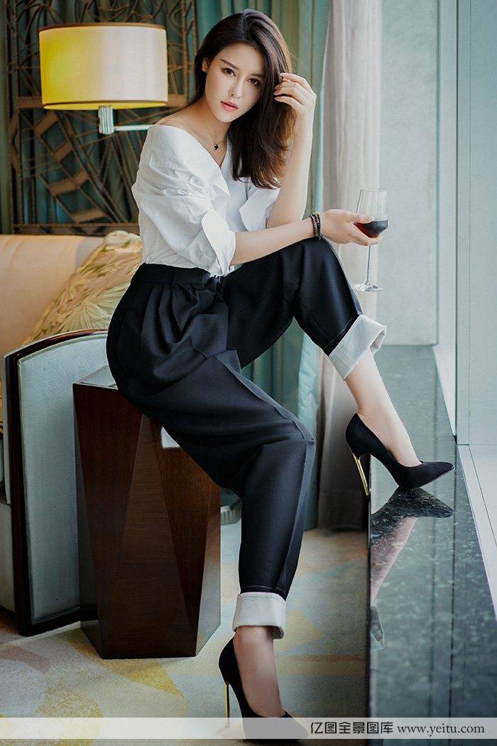 青豆客美女模特叶佳颐职业OL装制服诱惑套图