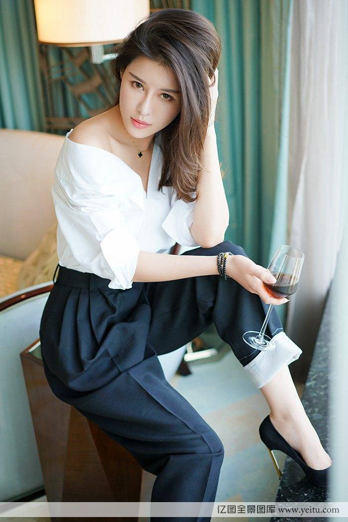 青豆客美女模特叶佳颐职业OL装制服诱惑套图-4