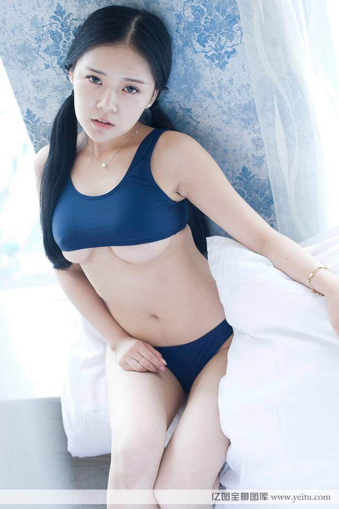 性感美女童颜巨乳蕾丝连体衣酒店室内大胆私房拍摄-7