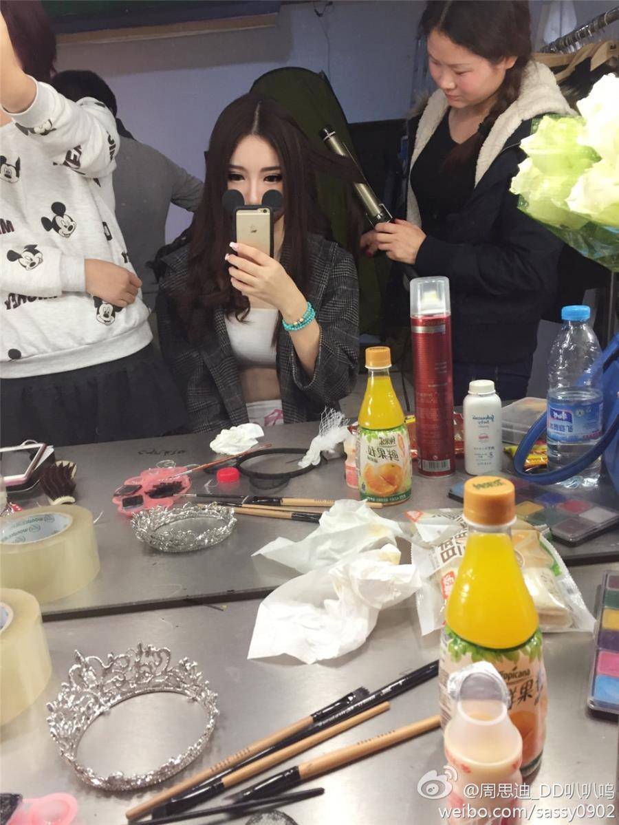 美女模特周思迪大眼睛卖萌高挑美腿自拍照-2