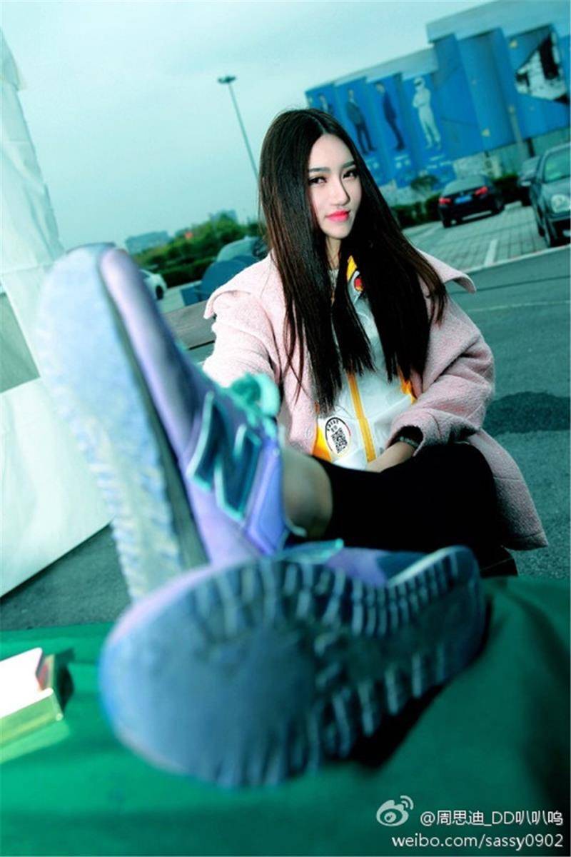 美女模特周思迪大眼睛卖萌高挑美腿自拍照-13