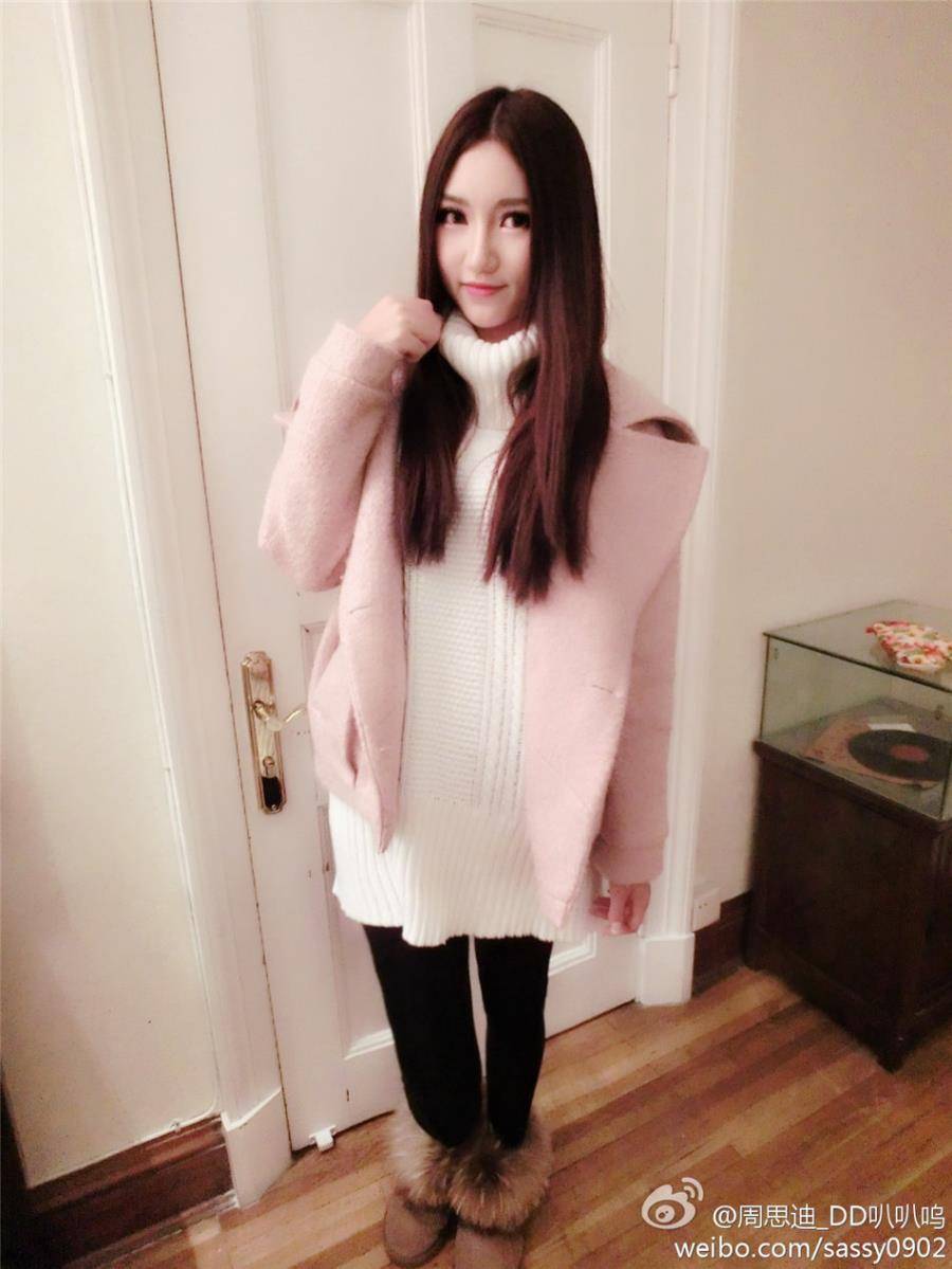 美女模特周思迪大眼睛卖萌高挑美腿自拍照-18