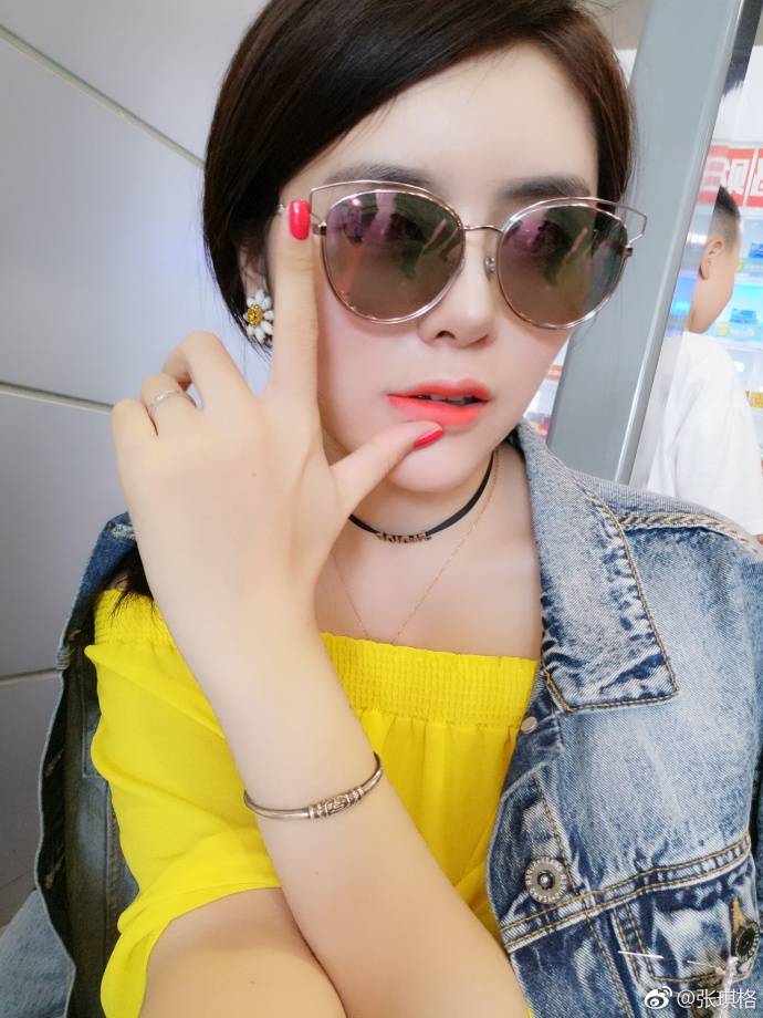 斗鱼七哥张琪格大长腿演绎完美身材个人微博写真