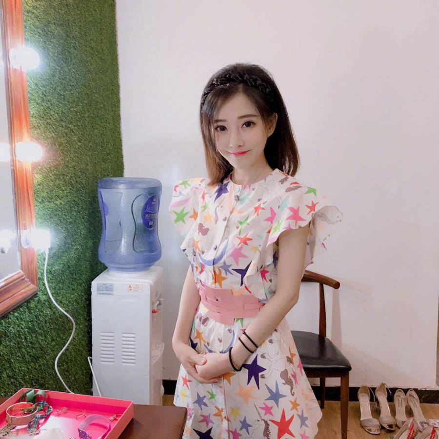 斗鱼TV网络女主手播冯提莫化身性感厨娘-8