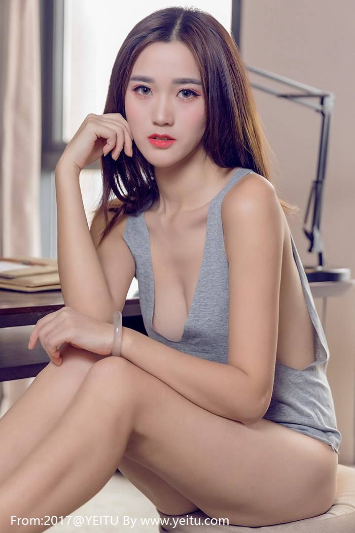 长发美女小米真空背心修长美腿大尺度真空诱惑