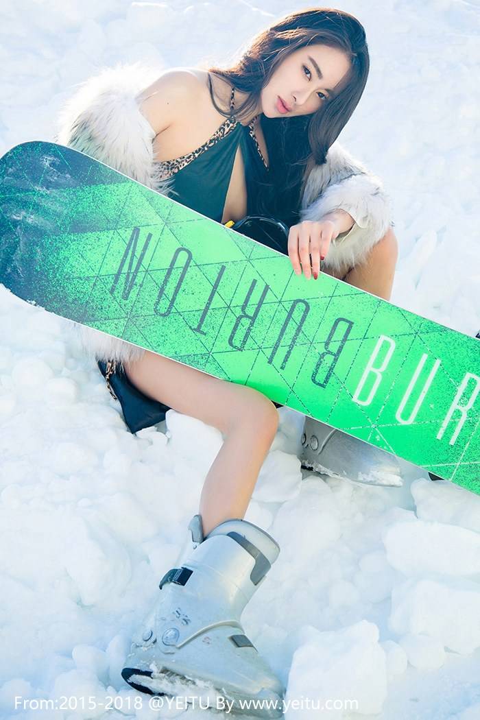 尤果网美女模特穆菲菲冰天雪地比基尼冷艳美腿写真-5
