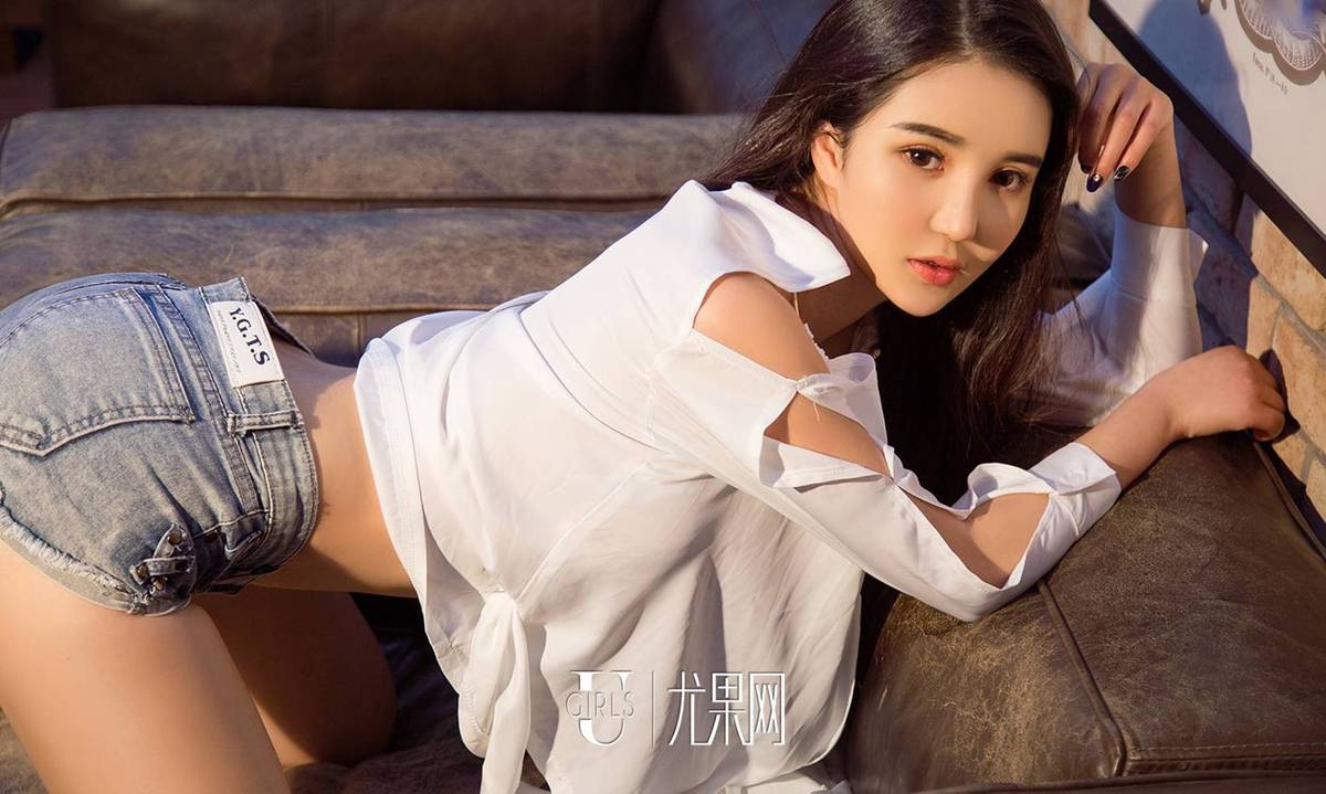 尤果网绝色美女Tracy牛仔热裤白色上衣波涛胸涌套图-31