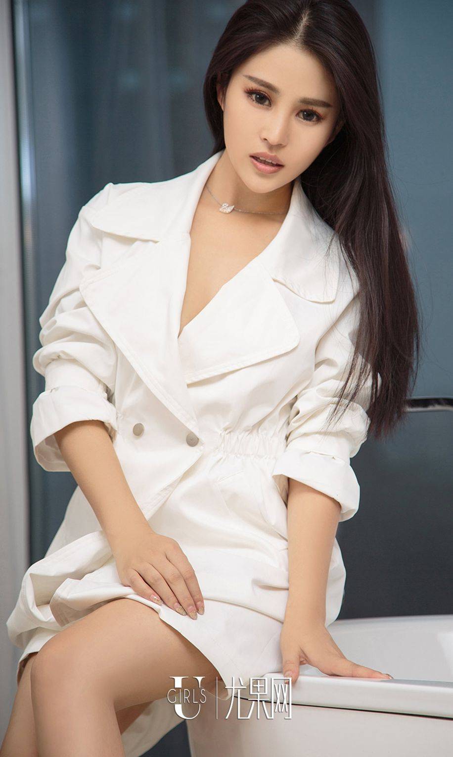 尤果网野性美女杨茹伊白风衣蕾丝吊带诱惑内衣套图