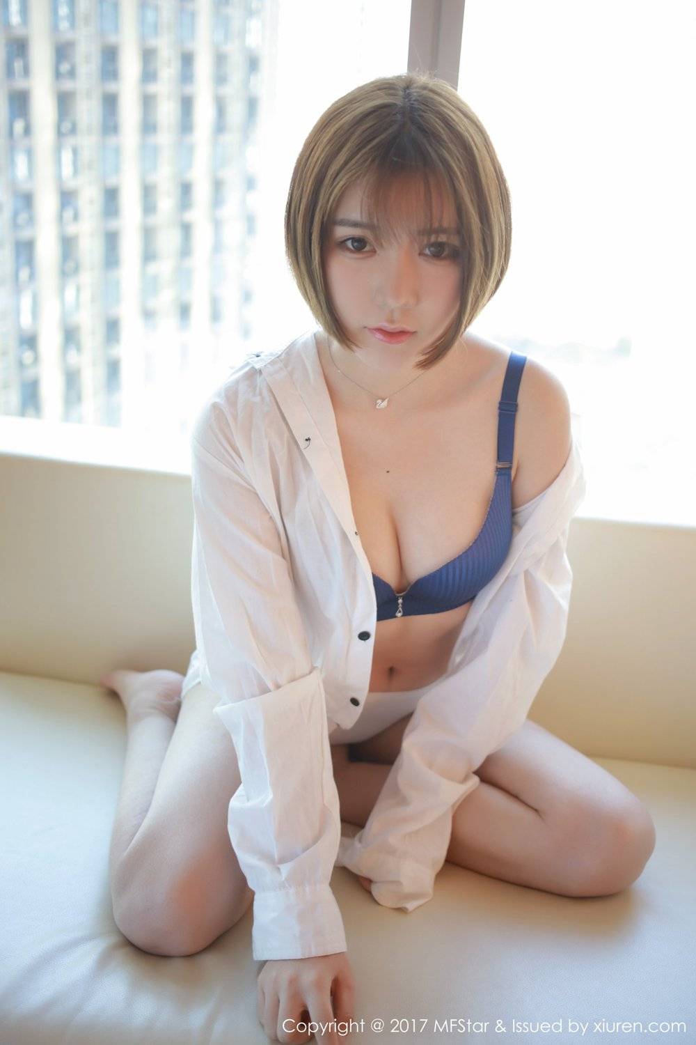 模范学院丽质美女冷不丁性感寸衫白皙美胸大尺度写真