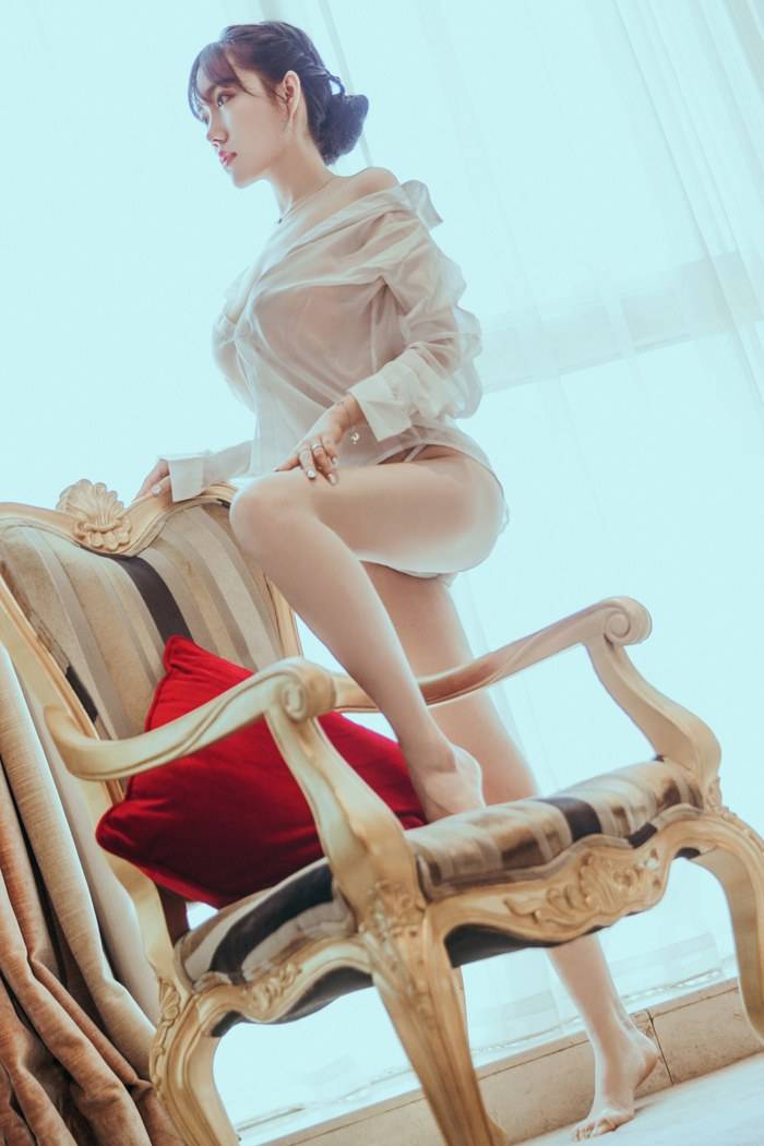 头条女神完美女神陈亦菲半透明薄纱美胸时遮时露套图-22