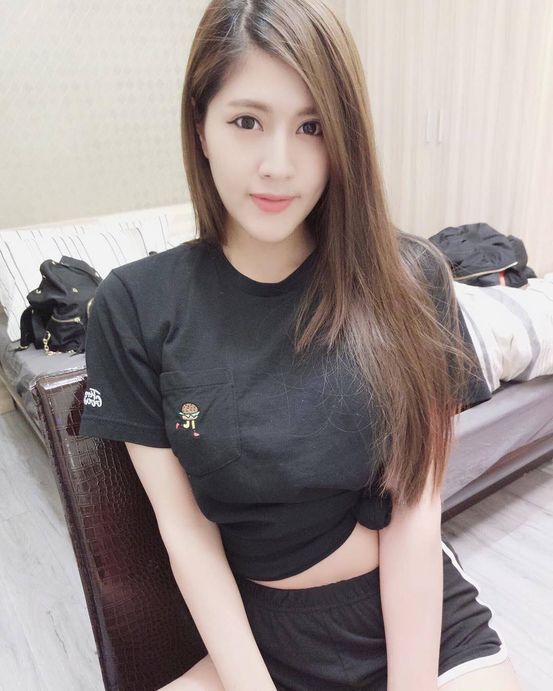 台湾美女主播刘庭羽女仆兔女郎制服内衣诱惑气质写真