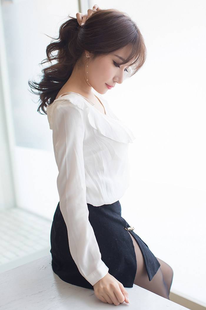 爱蜜社性感美女小狐狸Sica黑丝美腿OL制服诱惑旅拍-6