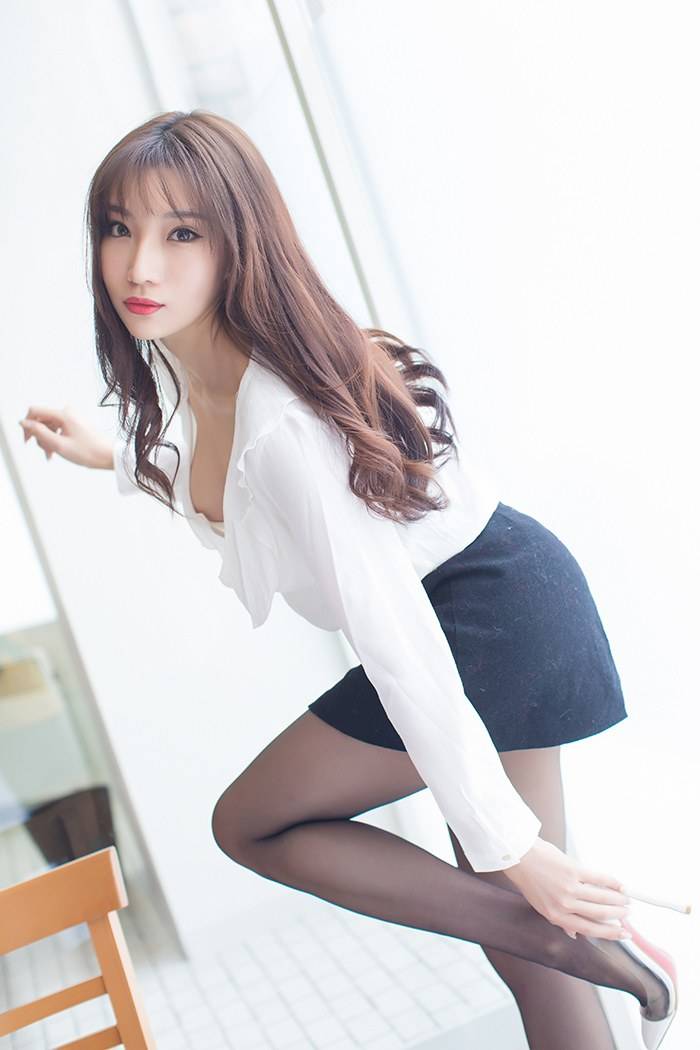 爱蜜社性感美女小狐狸Sica黑丝美腿OL制服诱惑旅拍-2