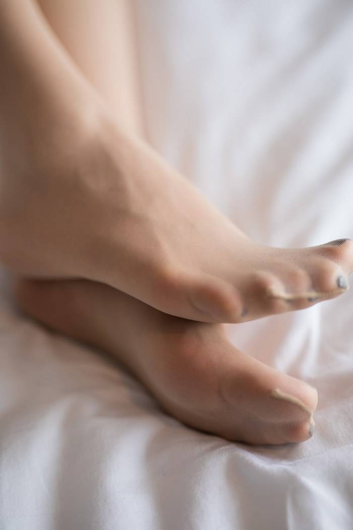 秀人网性感美女黄乐然白色职业装制服诱惑丝袜美腿旅拍-8