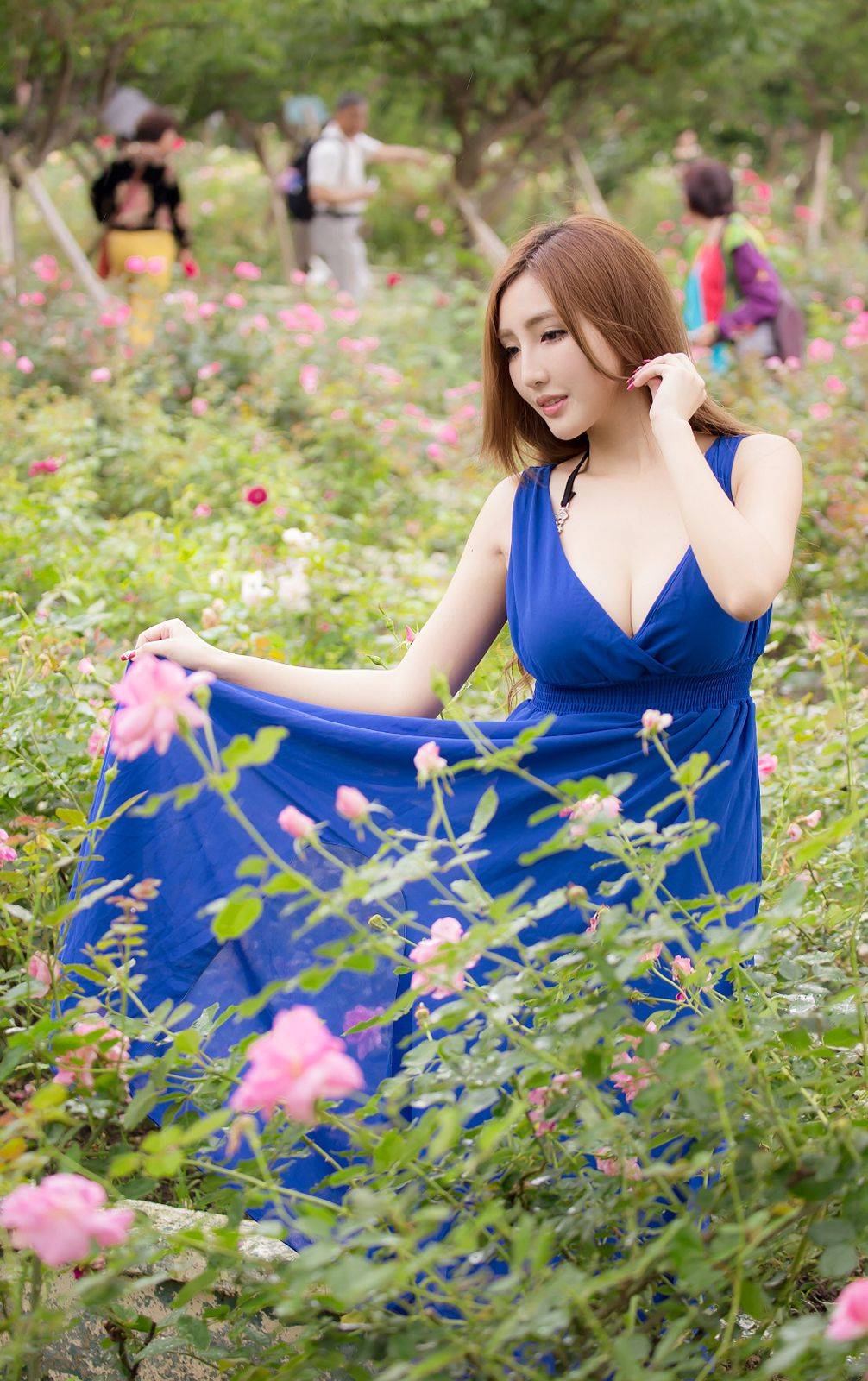 台湾性感美女模特赵芸唯美蓝色长裙户外气质写真-7