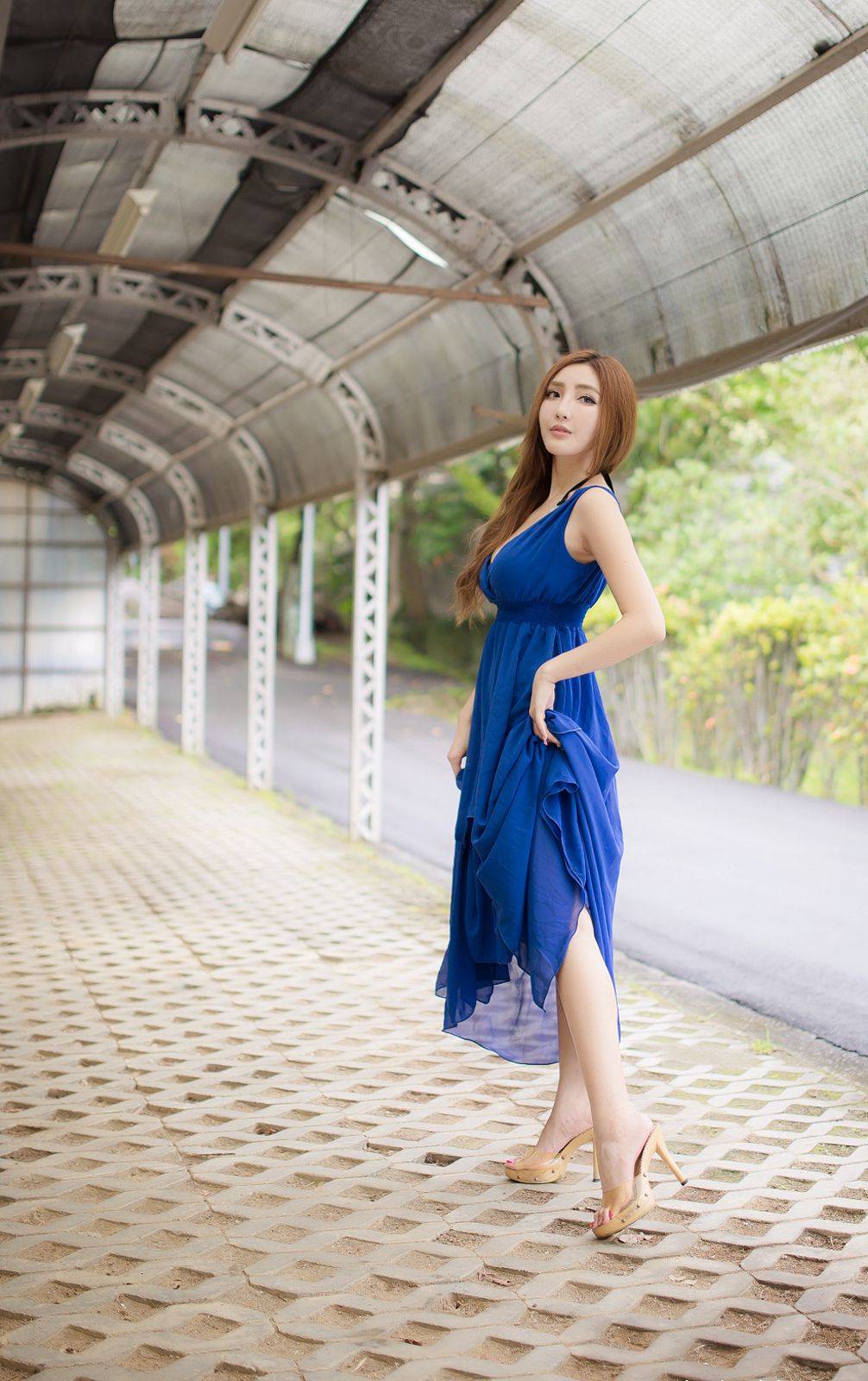 台湾性感美女模特赵芸唯美蓝色长裙户外气质写真-22