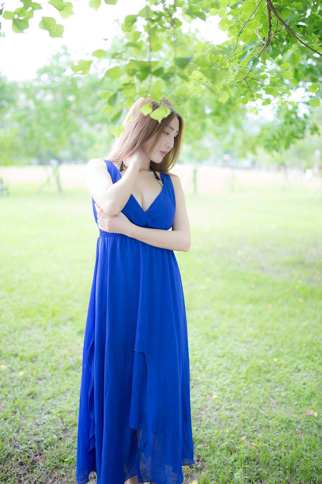 台湾性感美女模特赵芸唯美蓝色长裙户外气质写真-70