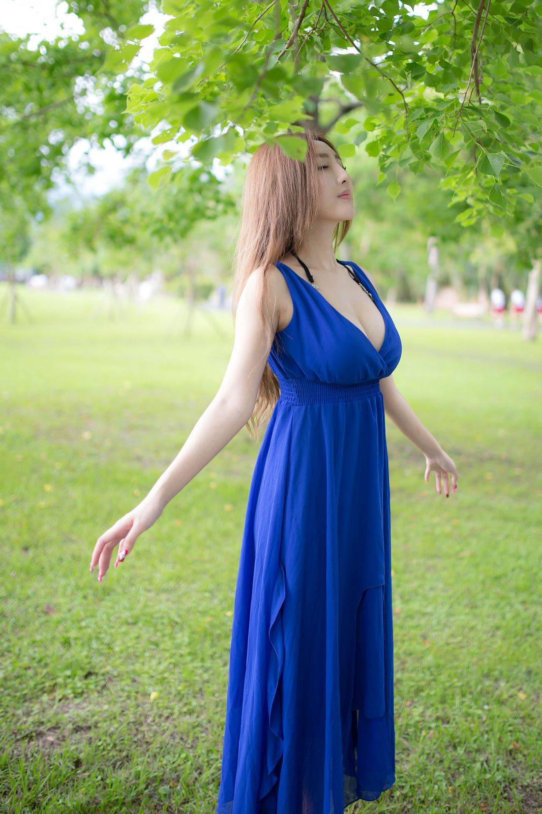 台湾性感美女模特赵芸唯美蓝色长裙户外气质写真-74