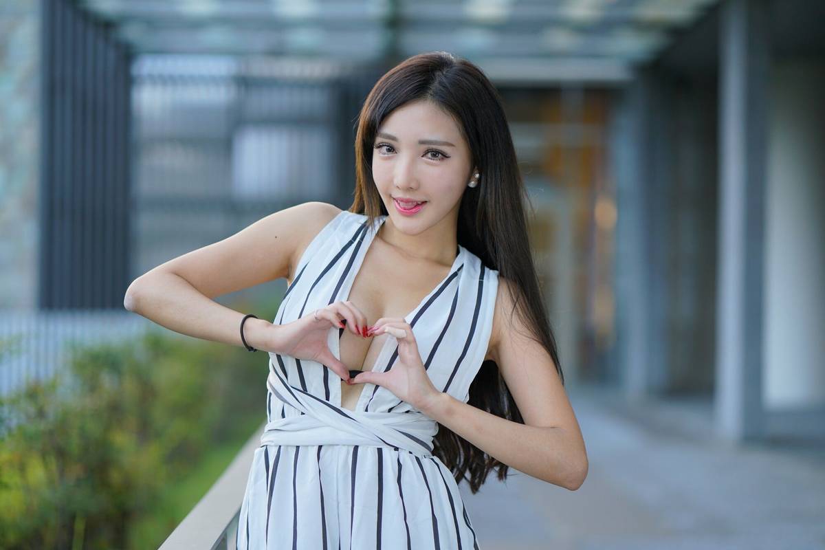 台湾美女模特赵芸挺拔巨乳台中美术馆性感街拍图片-61