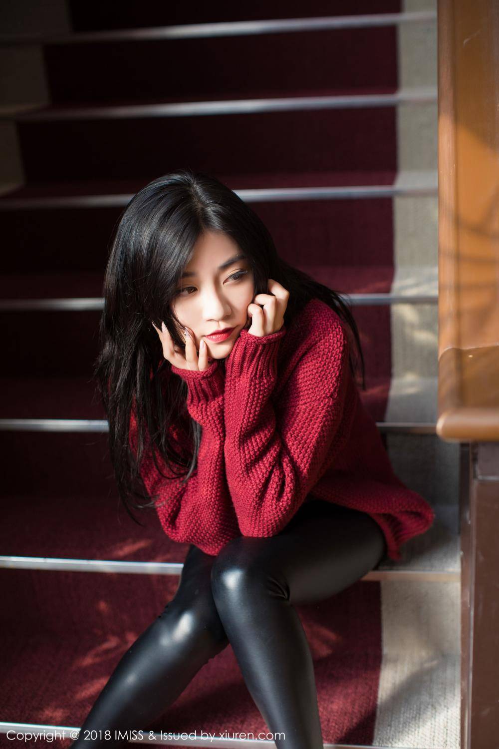 爱蜜社性感女神许诺Sabrina紧身皮裤职场OL黑丝美腿旅拍-39