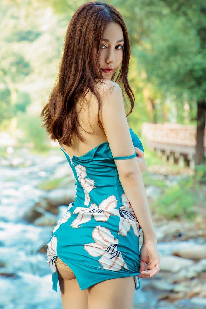 尤果网美女模特王翊涵WY三色长裙美胸翘臀户外诱惑写真-8