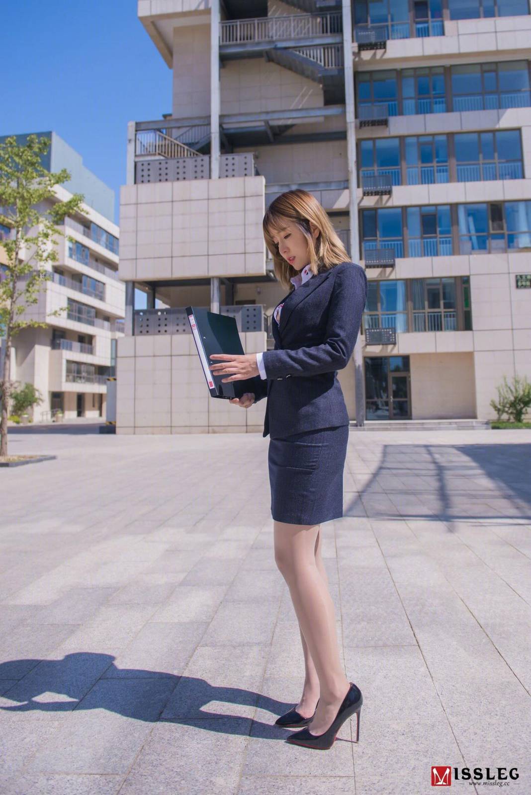 MISSLEG蜜丝美女模特王雨纯职场OL丝袜美腿制服诱惑套图-2