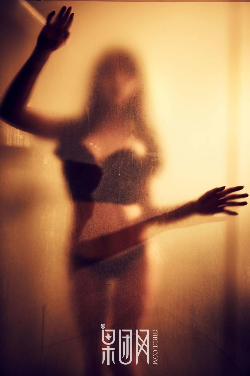 果团网36D美女何嘉颖黑色丁字裤比基尼诱惑写真-21