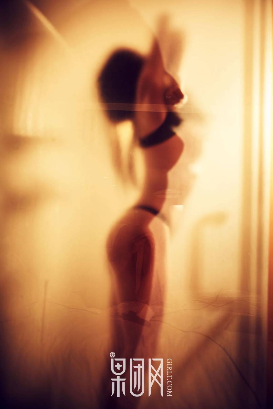 果团网36D美女何嘉颖黑色丁字裤比基尼诱惑写真-26