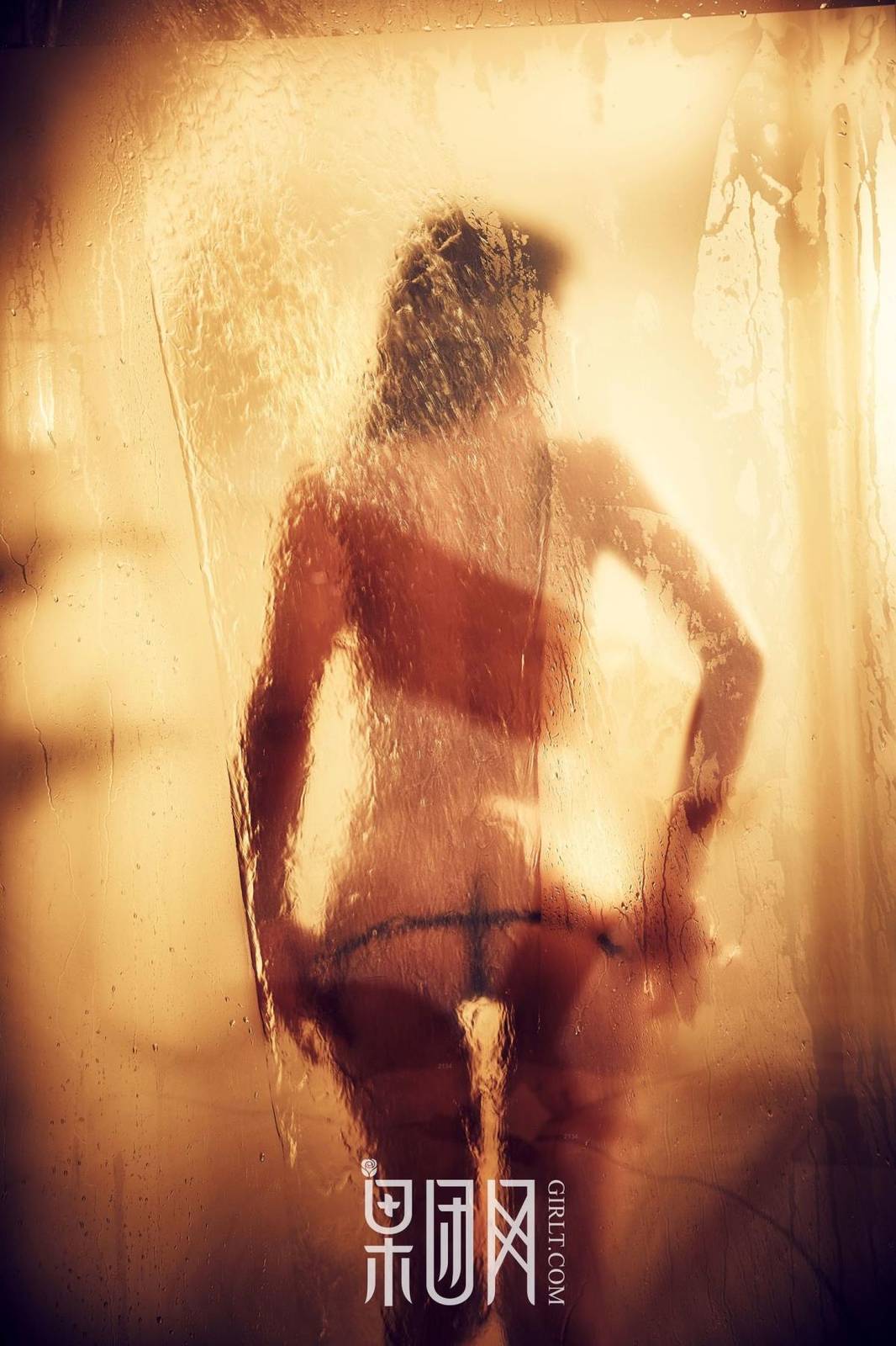 果团网36D美女何嘉颖黑色丁字裤比基尼诱惑写真-29