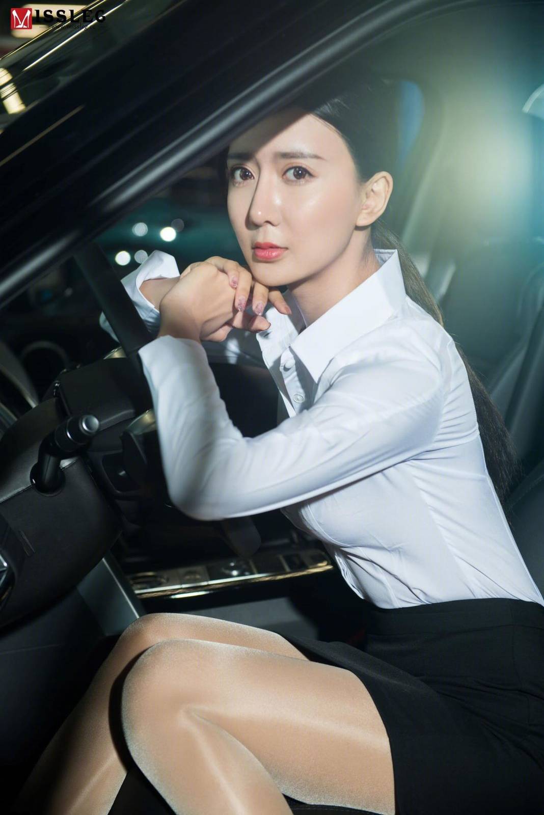 MISSLEG蜜丝美女模特赵乐瑶试车体验黑丝美腿写真-2