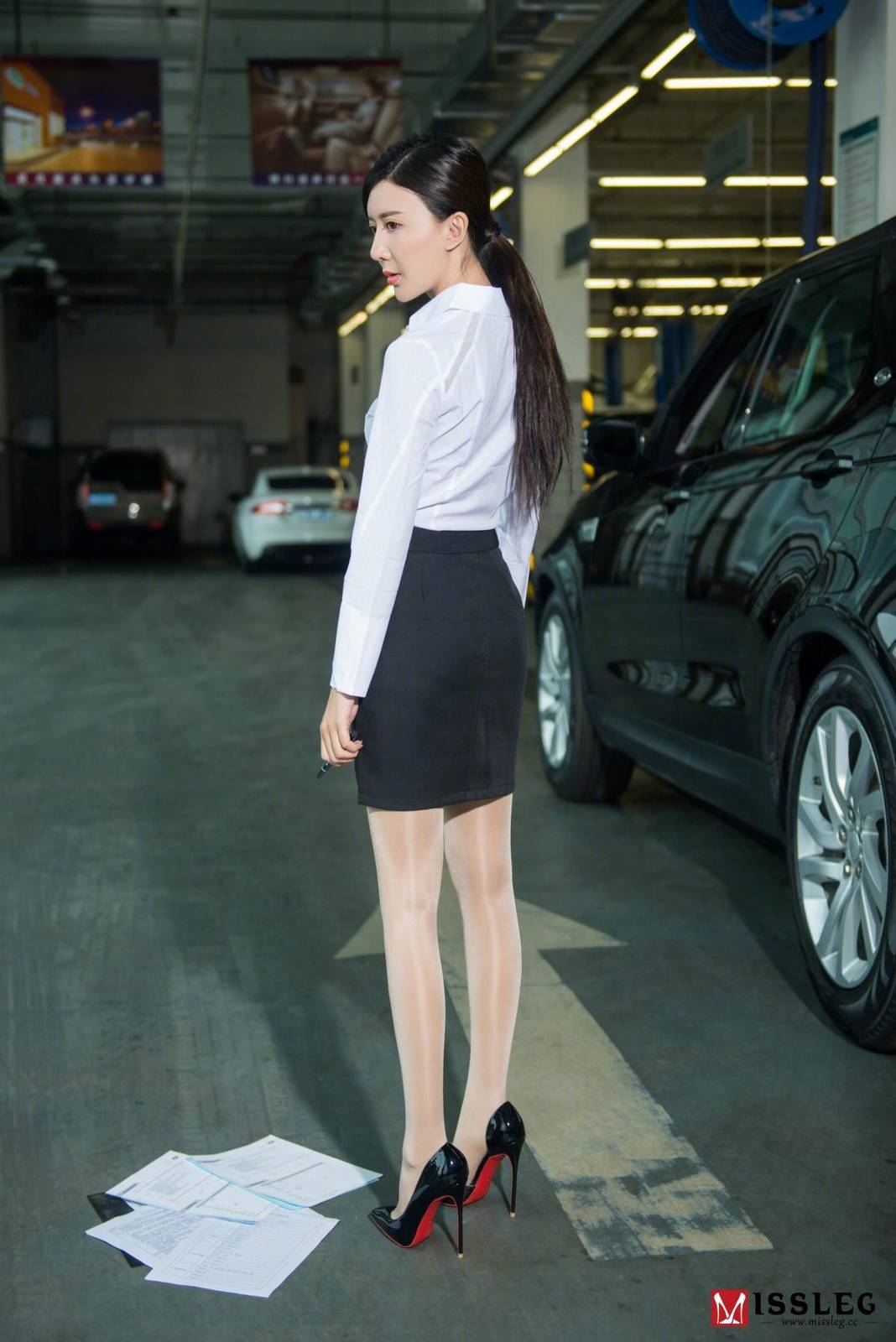 MISSLEG蜜丝美女模特赵乐瑶试车体验黑丝美腿写真-21