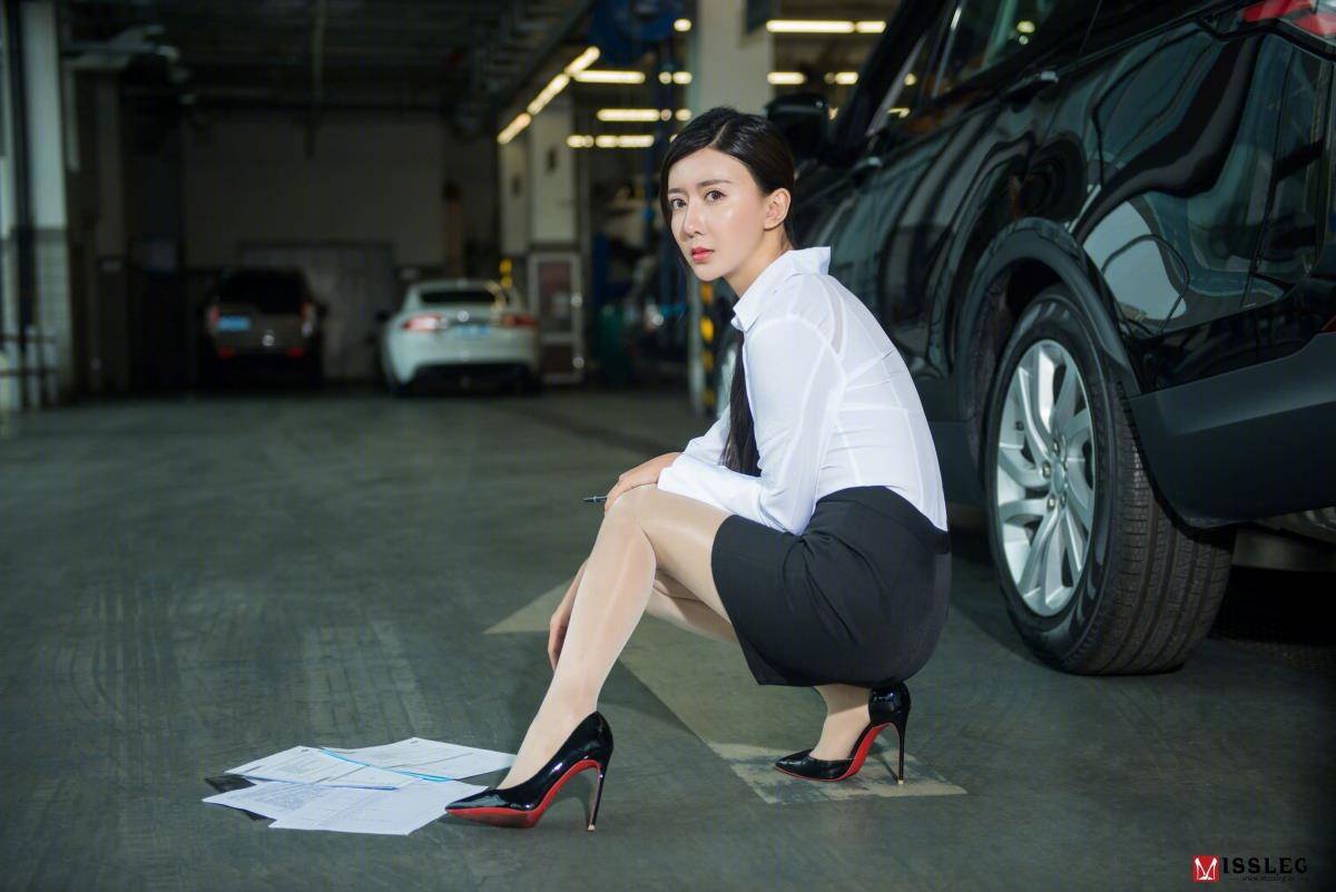 MISSLEG蜜丝美女模特赵乐瑶试车体验黑丝美腿写真-45