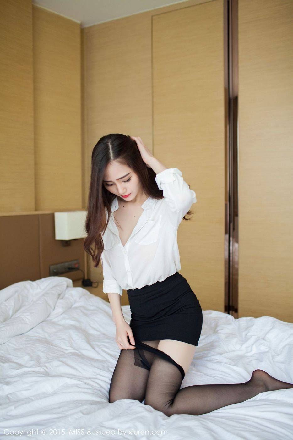 爱蜜社性感女神SISY思职场OL黑丝美腿第二套私房写真-10