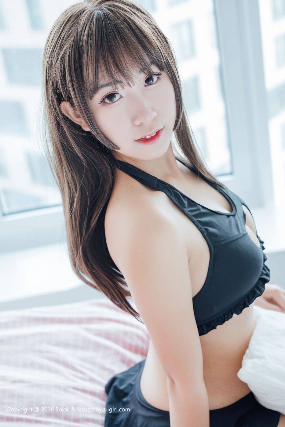 波萝社美女主播猫九酱开胸背心黑丝美腿童颜巨乳性感写真-13