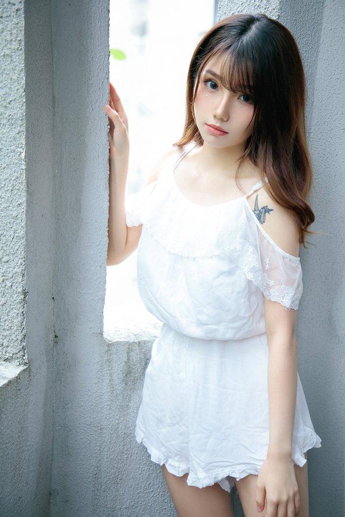 清纯妹子泡芙少女肤如凝脂修长美腿内衣诱惑写真