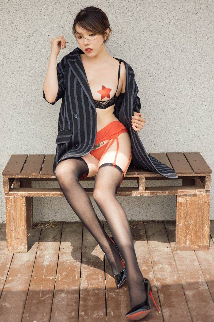 花漾Show性感女神黄乐然黑丝美腿吊袜翘臀大尺度济州岛旅拍-21