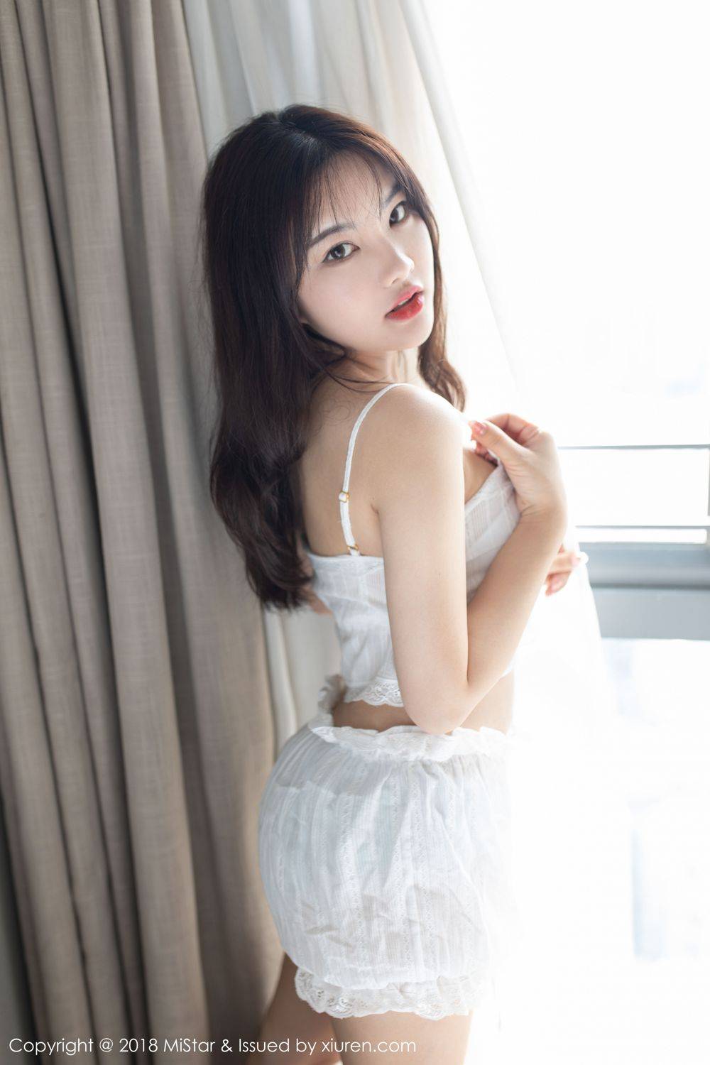 魅妍社美女模特小仓鼠镂空情趣内衣黑丝美腿首套写真