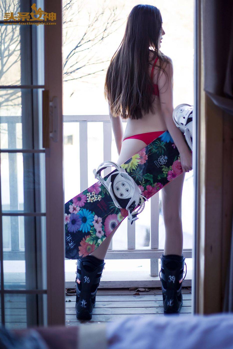 头条女神崔昭妍雪屋红色内衣性感身材室内私房写真-14