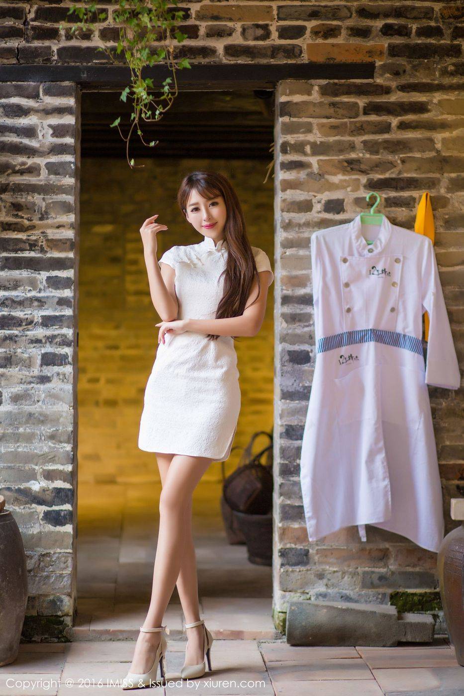IMiss爱蜜社姐妹花王曼妮&谭小雅身着旗袍街拍小清新写真-15