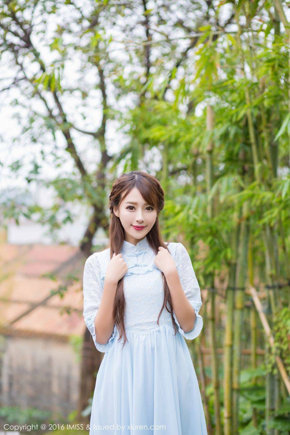 IMiss爱蜜社姐妹花王曼妮&谭小雅身着旗袍街拍小清新写真-31