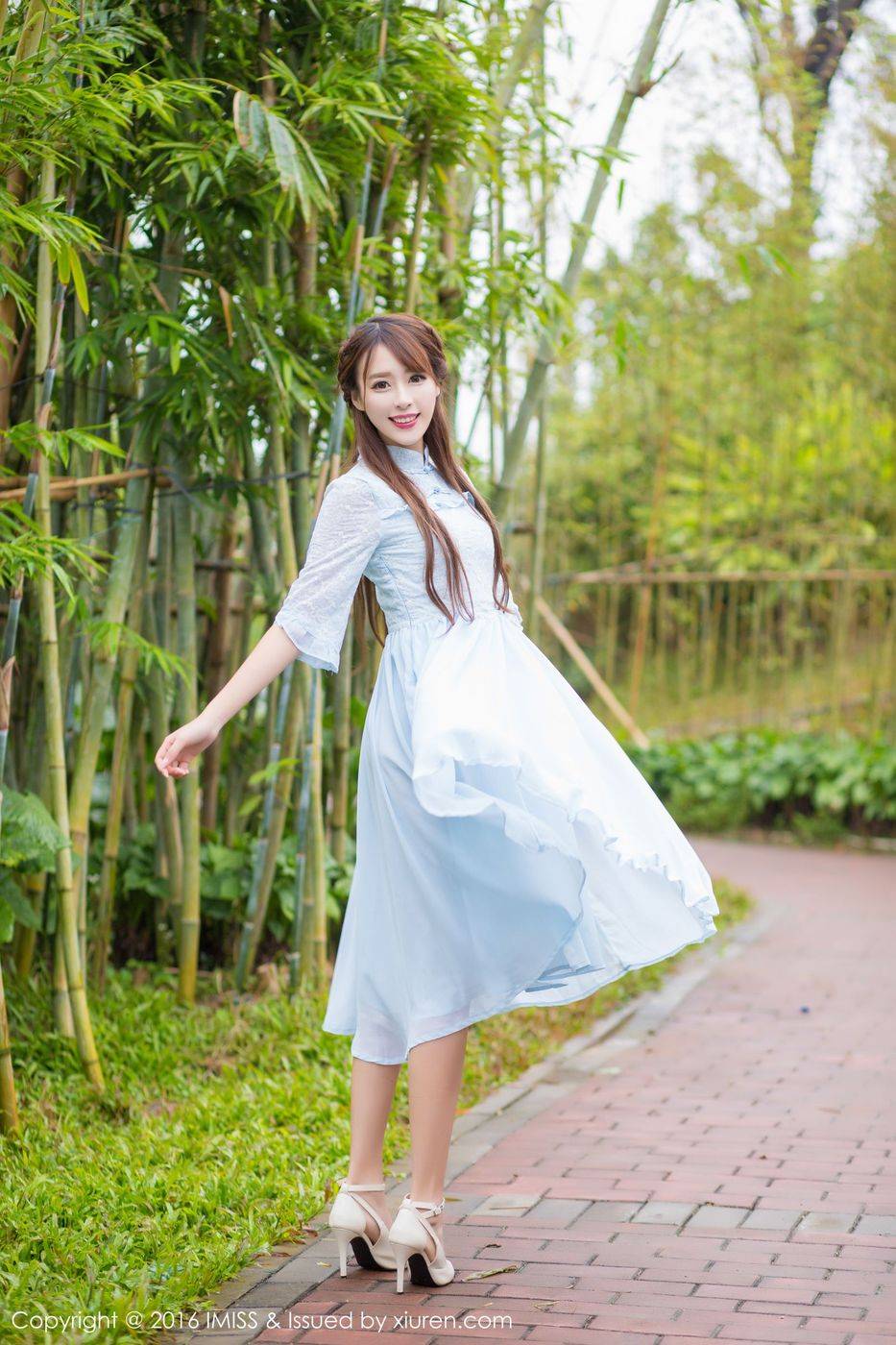 IMiss爱蜜社姐妹花王曼妮&谭小雅身着旗袍街拍小清新写真-30