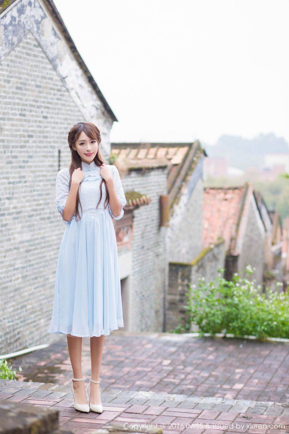 IMiss爱蜜社姐妹花王曼妮&谭小雅身着旗袍街拍小清新写真-33