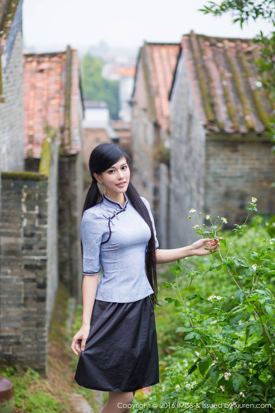 IMiss爱蜜社姐妹花王曼妮&谭小雅身着旗袍街拍小清新写真-35