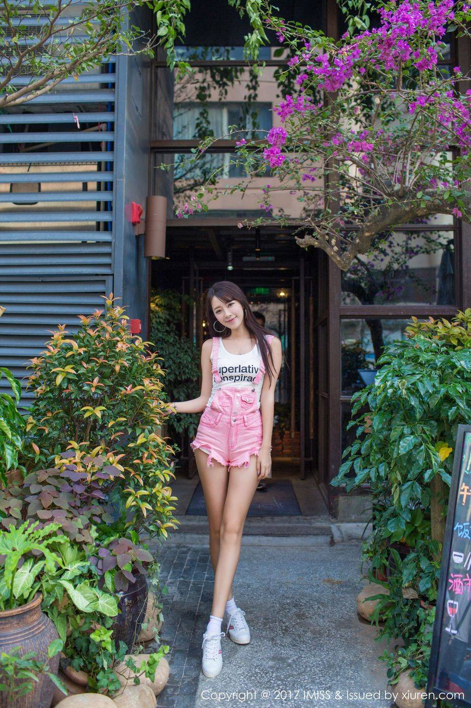 爱蜜社性感美女模特王曼妮好Q吊带热裤街拍系列写真-20