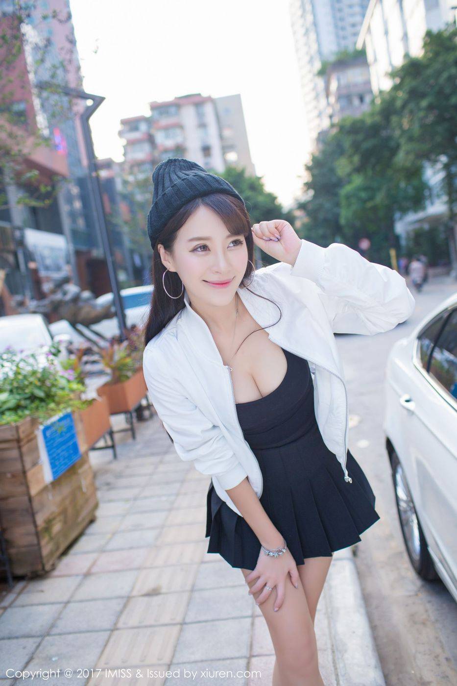 爱蜜社性感美女模特王曼妮好Q吊带热裤街拍系列写真-34