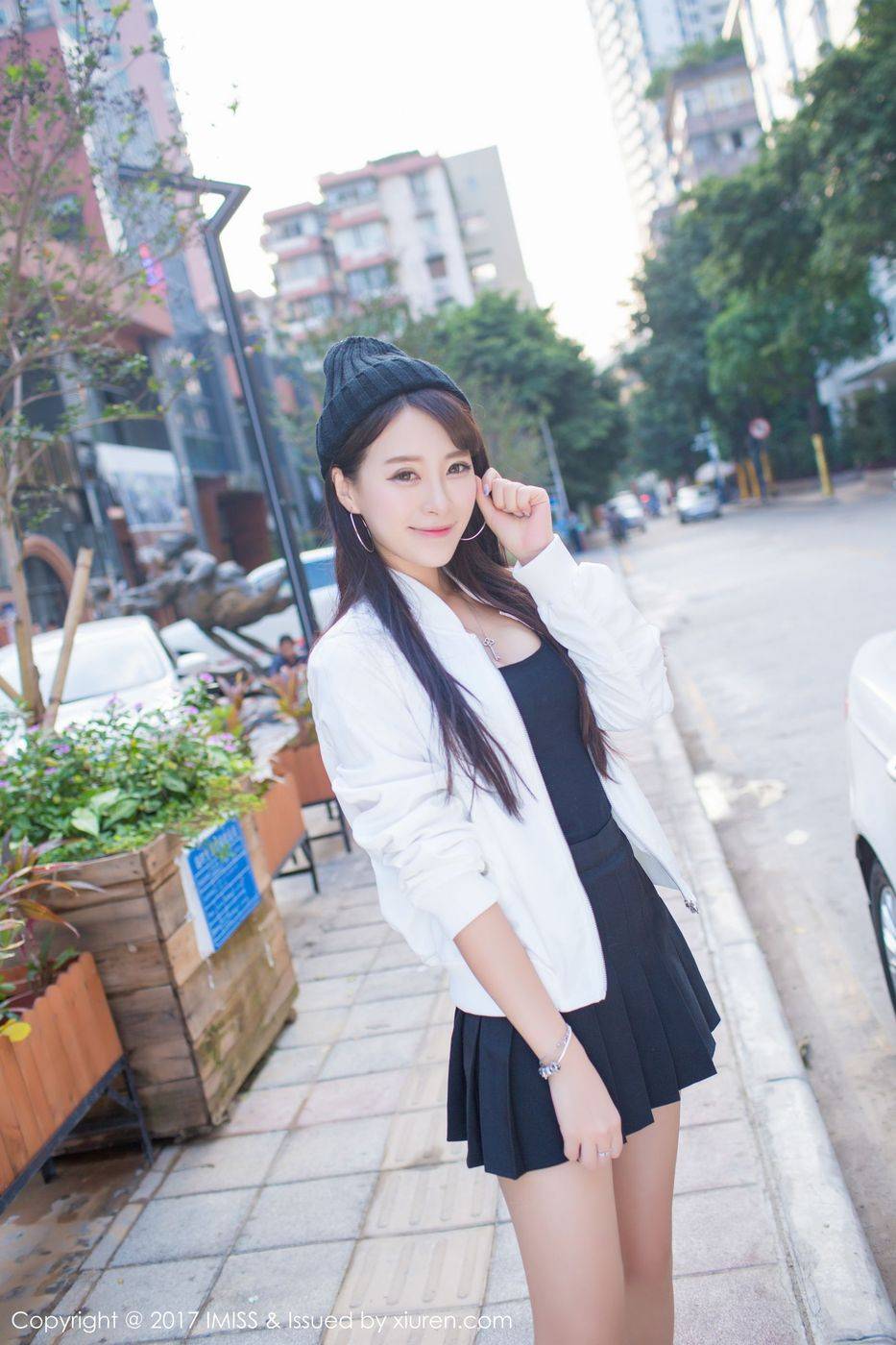 爱蜜社性感美女模特王曼妮好Q吊带热裤街拍系列写真-36