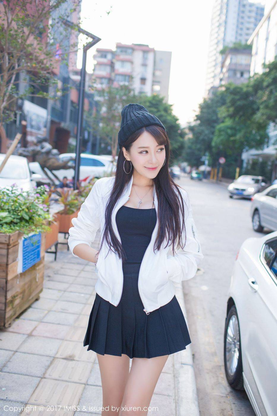 爱蜜社性感美女模特王曼妮好Q吊带热裤街拍系列写真-37