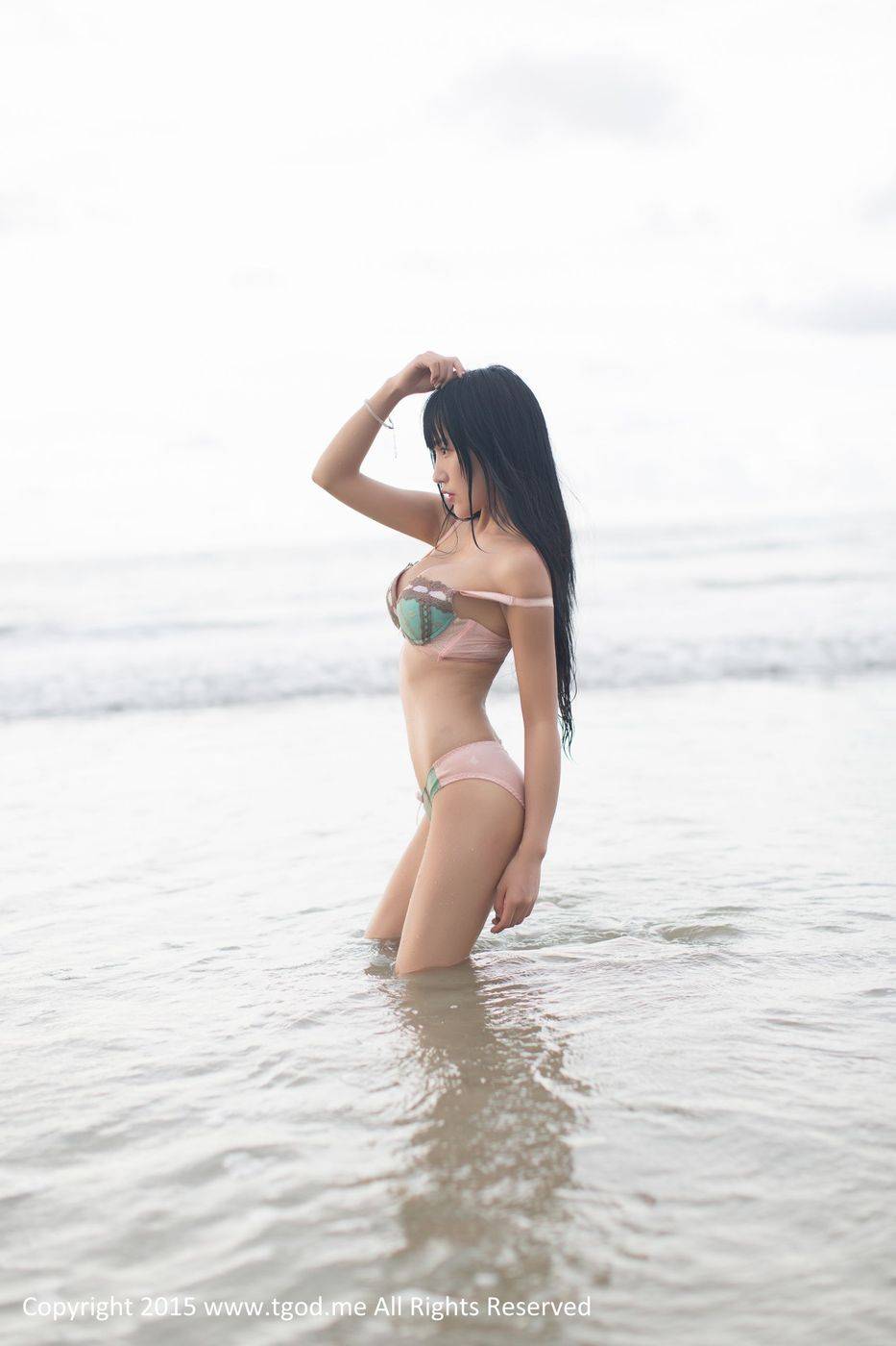 尤蜜荟川音校花杨上萱丝袜美腿空军装制服诱惑沙巴旅拍-20