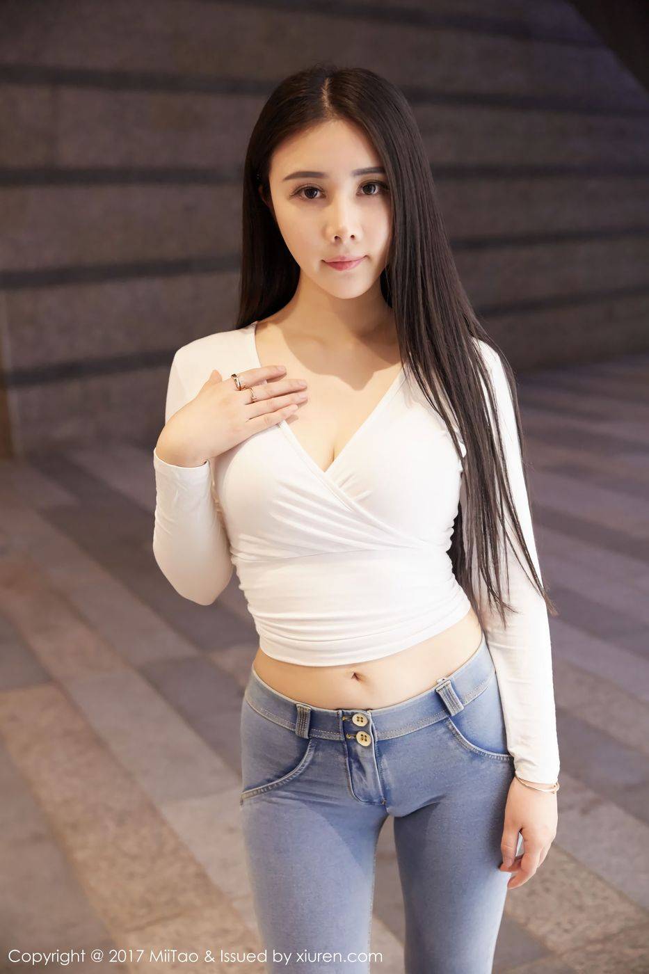 蜜桃社极品女神萱萱Cecilia爆乳诱惑范儿十足街拍-19