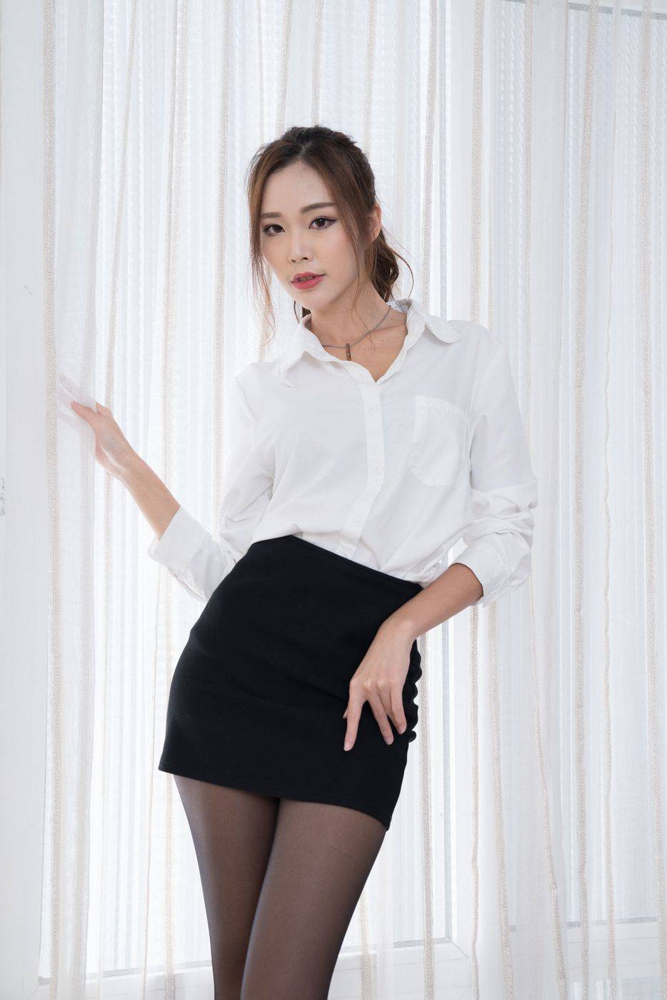 台湾美女模特黄上晏职场OL白衬衫黑丝美腿冷艳写真-18